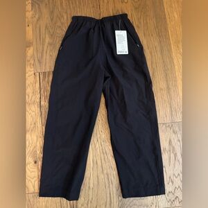 NWT LULULEMON Lightweight Mid-Rise Barrel-Leg Cropped Pant, size 4 Black